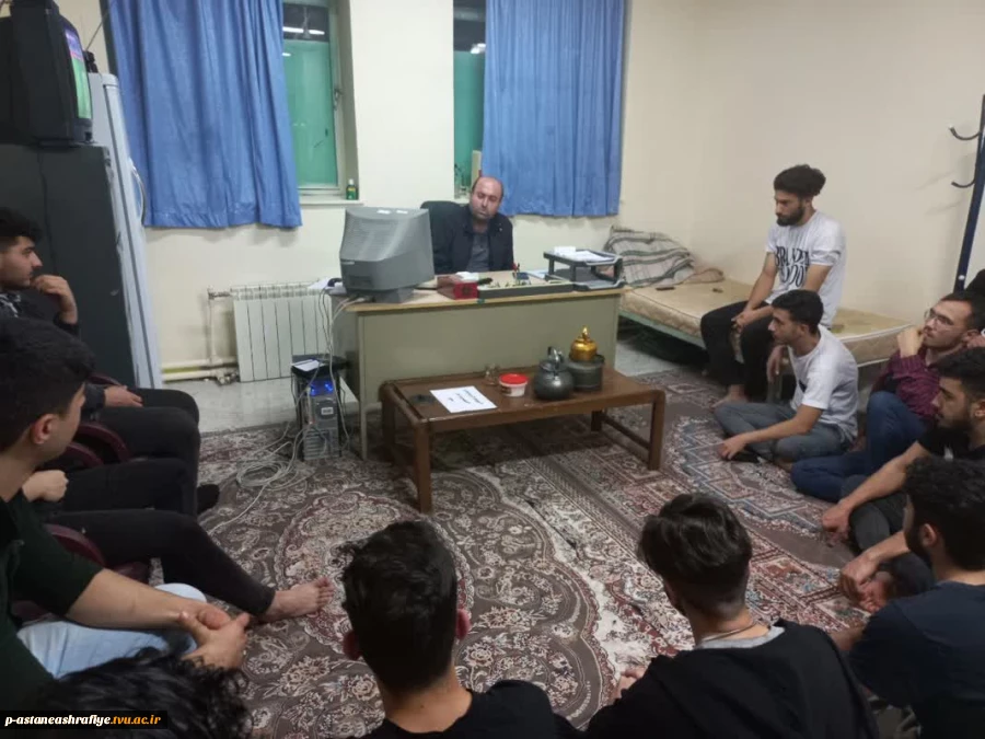جلسه هم اندیشی درخوابگاه دانشجویی با حضور ریس اداره دانشجویی به همراه جمعی از مسولیت اتاقهای دانشجویی طرح مشکلات خوابگاهی 3