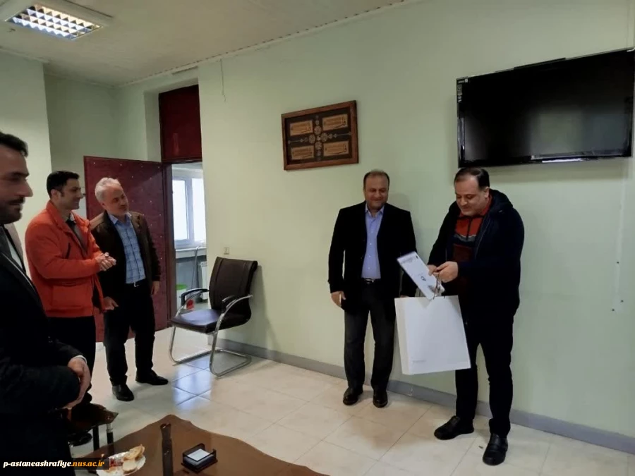 مراسم تقدیر وتشکر از جناب آقای دکتر سید یاسر فخر موسوی  مدر کل حوزه ریاست وروابط عمومی  دانشگاه ملی ومهارت در آموزشکده آستانه اشرفیه 6