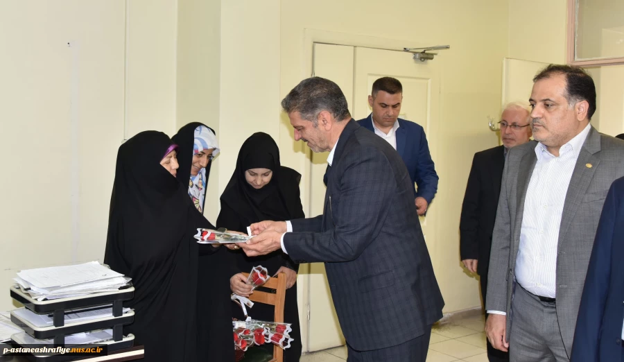 تجلیل از استادان برجسته دانشکده های پسران شهید شمسی‌پور و دختران ولیعصر(عج) به مناسبت هفته معلم 2