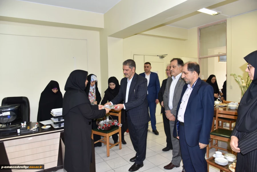 تجلیل از استادان برجسته دانشکده های پسران شهید شمسی‌پور و دختران ولیعصر(عج) به مناسبت هفته معلم 2