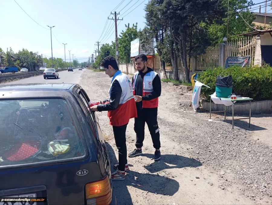 برپای ایستگاه صلواتی به مناسبت روز جهانی هلال احمر وگرامیداشت شهدای دانش آموز شهرستان مینا 4